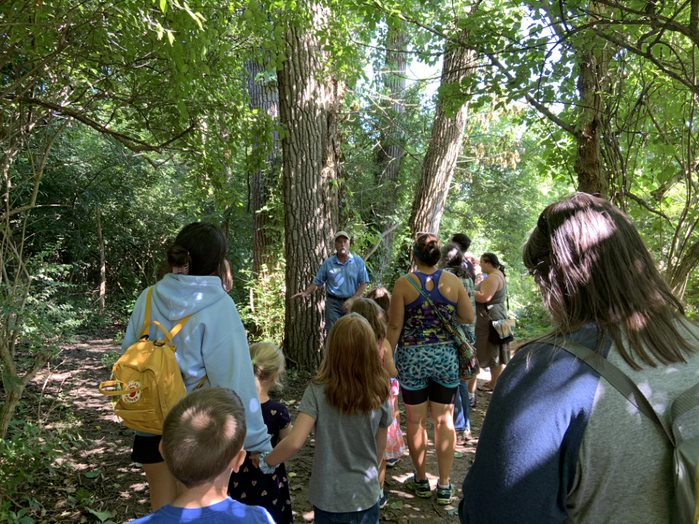 ProgramparticipantsareleadonahikebyMetroParksnaturalist