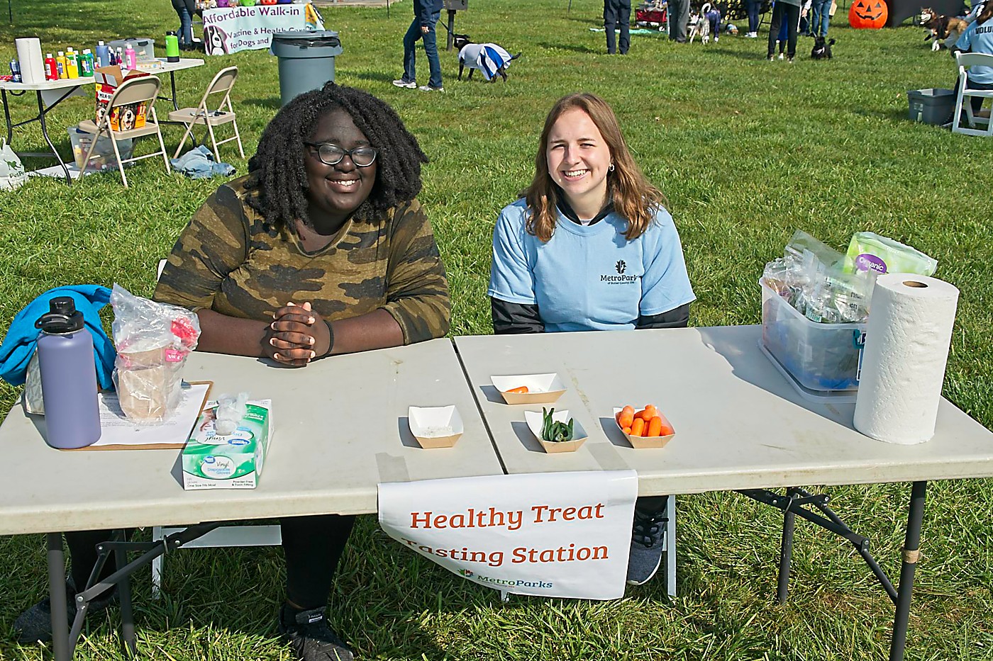 VolunteerattheHealthyTreatTastingStationatTheHowl